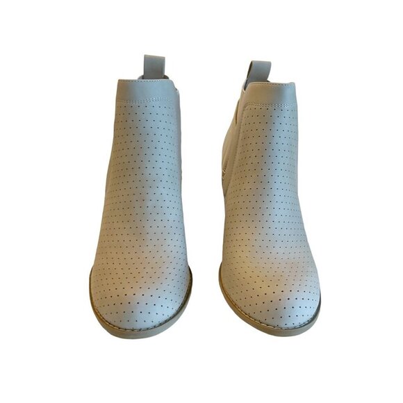 DV by Dolce Vita Women's Gerdy Bootie Beige Faux Suede Ankle Size 8 NWOB - Picture 3 of 8